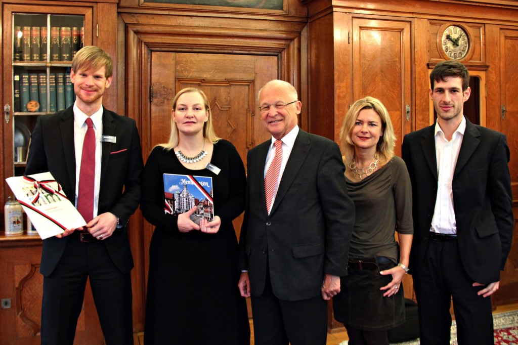 Der neue Leiter der Memminger Karstadt-Filiale Hanno Bohnert, die scheidende Filialgeschäftsführerin Ramona Ettrich, Oberbürgermeister Dr. Ivo Holzinger, Stadtmarketing-Beauftragte Alexandra Störl, Wirtschaftsförderer Michael Haider bei der Begrüßung von Hanno Bohnert im Amtszimmer von Oberbürgermeister Dr. Ivo Holzinger (von rechts nach links). Foto: Häfele/Pressestelle Stadt Memmingen.