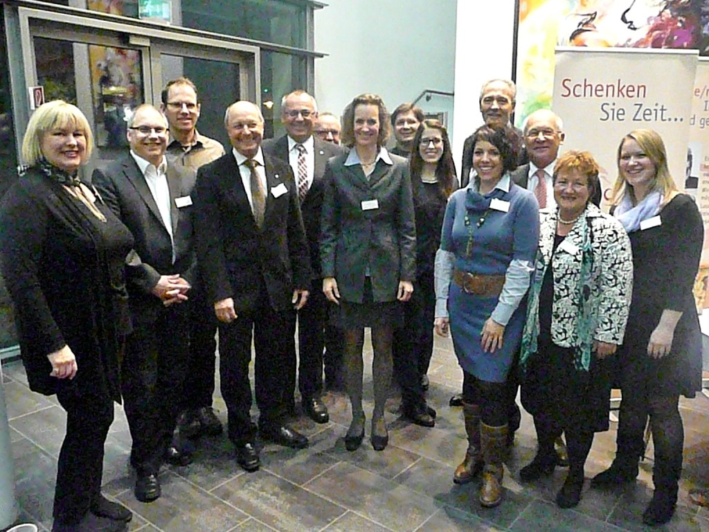 Auf dem Foto sind Vorstand und Team von Schaffenslust zu sehen von links nach rechts: Ursula Keller, Herbert Zawadzki, Frank Rattel, Josef Mang, Manfred Schilder, Wolfgang Dorn, Isabel Krings, Karl-Heinz Mahle, Christin Olejak, Landrat Hans-Joachim Weirather, Claudia Rau, Oberbürgermeister Dr. Ivo Holzinger, Gerlinde Kunert, Raphaela Streng.