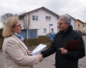 SHesser übergibt die Unterschriftensammlung an Stadträtin Claudia Flemmimng (FW).