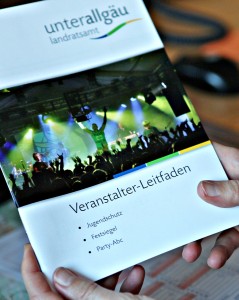 Zum Bild: Viele Informationen finden Veranstalter in einer neuen Broschüre des Landratsamts. Foto: Sylvia Rustler/Landratsamt