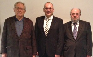 Bildunterschrift: Der neu gewählte Vorstand des IAFM e.V. (v.l.n.r.): Prof. Dieter König, Manfred Schilder (1. Vorsitzender) und Prof. Dr. Ernst-Peter Meyer