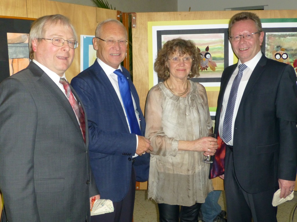 Im Rahmen der Vernissage im Altenheim St. Ulrich führte Initiatorin Reinhilde Bauer in vielseitige Kunstwerke der Bewohner ein. Heimleiter Albert Madlener, Oberbürgermeister Dr. Ivo Holzinger und Bürgermeister Werner Birkle, als Vertreter des Landrats, (v.li.) würdigten die gelungenen Arbeiten, die im Rahmen der Alltagsbegleitung entstanden. Foto: 