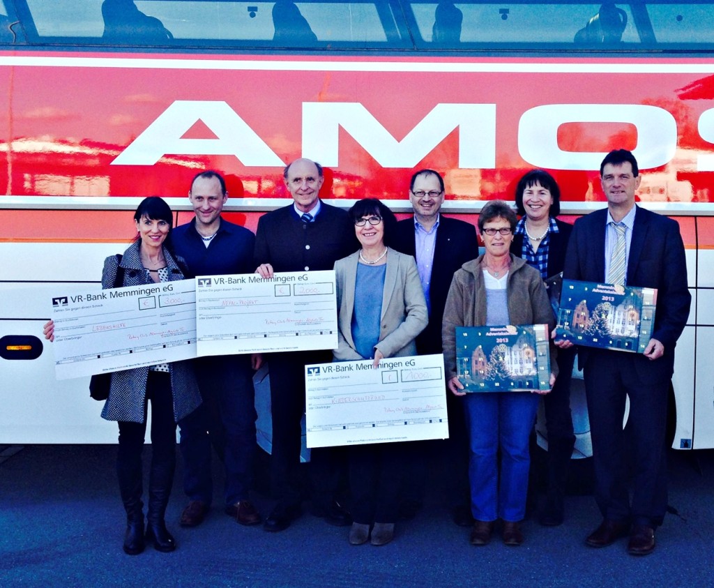 von links nach rechts Tina Jocham und Simon Baur von der Lebenshilfe/Frühförderstelle, Dr. Richard Lehmann, Nepal Projekt, Margareta Böckh, Kinderschutzbund, Klaus Degenhart, Inhaber Amos Reisen, Gewinnerin Kunigunde > Nothelfer, Präsidentin des Rotary Clubs Memmingen-Allgäuer Tor > Mechthild Feldmeier sowie Wolfram Firnhaber, Organisator des Adventskalenders