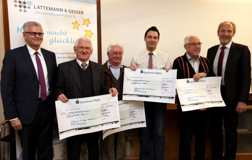 Zum Bild: Unser Bild zeigt Ulrich Geiger, Vorsitzender des Vereins „Lattemann & Geiger Sternenhimmel“, Hilmar Rath von der Bad Wörishofer Tafel, Peter Horn von der Mindelheimer Tafel, Stefan Kienle vom Integrationskreis Mindelheim, Karl-Heinz Schön von der Arbeiterwohlfahrt Babenhausen und Landrat Hans-Joachim Weirather (von links). Foto: Rustler/Landratsamt