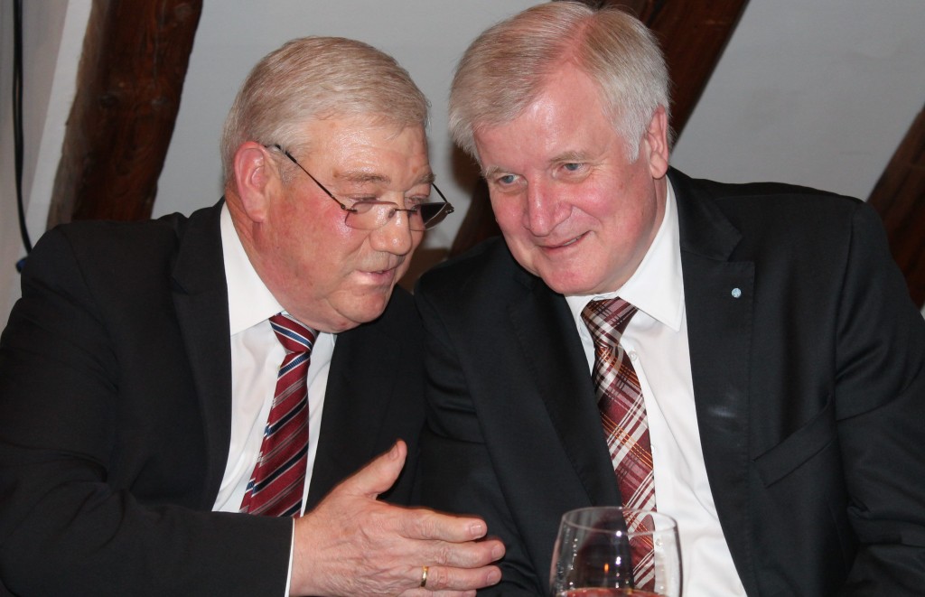 Der langjährige Bayerische Staatsminister für Ernährung, Landwirtschaft und Forsten, Josef Miller (links) und der amtierende Bayerische Ministerpräsident Horst Seehofer unterhielten sich beim Ehrenabend angeregt über die aktuelle Politik und „alte Zeiten“. Foto: CSU Memmingen