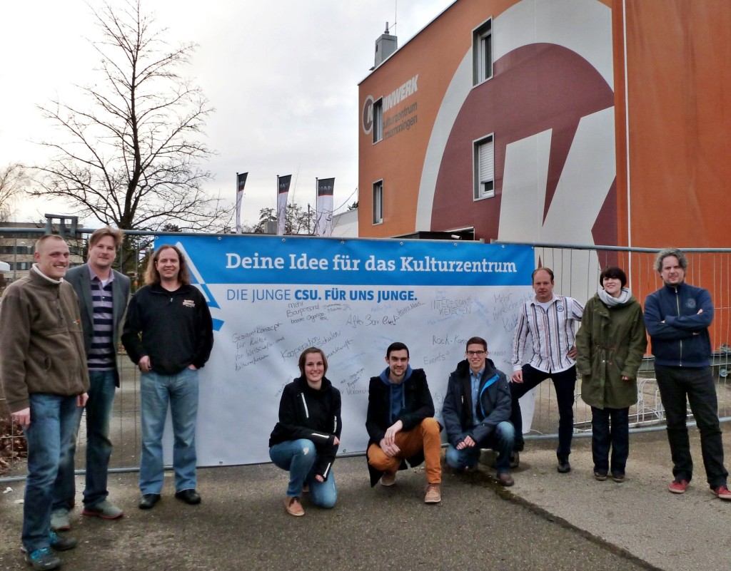 Die Junge Union (JU) Memmingen hat sich bei einem Ortstermin für den Erhalt des Memminger Kulturzentrums „Kaminwerk“ stark gemacht und den Kaminwerk-Geschäftsführern eine „Ideenwand“ überreicht. „Das Kaminwerk muss erhalten werden“, sagt der Kreisvorsitzende der JU Memmingen, Christian Schubert. Foto: privat