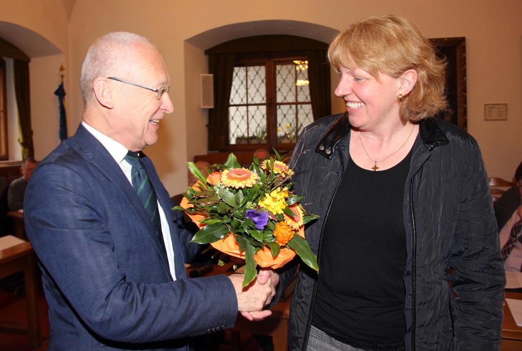 Sitzt seit zehn Jahren für die CSU im Memminger Stadtrat: Die gebürtige Aschaffenburgerin Maria Schmölzing. Oberbürgermeister Dr. Ivo Holzinger gratulierte der dreifachen Mutter mit einem Blumenstrauß. Foto: Häfele/Pressestelle Stadt Memmingen