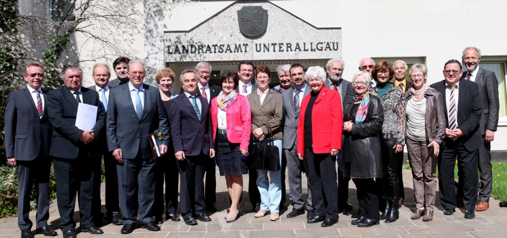 Im Bild (von links) Werner Birkle, Josef Huber, Alfons Weber, Otto Weikmann, Ludwig Haisch, Dr. Ingrid Fickler, Helmut Koch, Erich Meier, Margot Walser, Franz Pschierer, Heidemarie Zacher, Heinz Steil, Klaus Holetschek, Doris Kienle, Silverius Bihler, Rosina Rottmann-Börner, Alfons Biber, Agnes Schragl, Heinz Drexel, Marlene Preißinger, Regierungsdirektor Karl Bihler und Landrat Hans-Joachim Weirather. Foto: Landratsamt/Eva Büchele