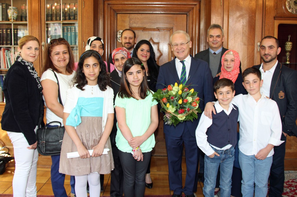 Oberbürgermeister Dr. Ivo Holzinger umringt von Mitgliedern des türkischen Elternbeirates der Stadt Memmingen und von den Kindern (vorne von links) Hilal, Selin, Baris und Emre. Dahinter von links: Gülsen Güven, stellvertretende Vorsitzende, Nazife Kilicaslan, Lebbure Demir, Hamiyet Duman, Vorsitzender Emre Sensoy, Nahide Erdogan, der Lehrer Abdulla Duman, Ilknur Zareli und Hasan Zareli. (Foto: Mayer/Pressestelle Stadt Memmingen)