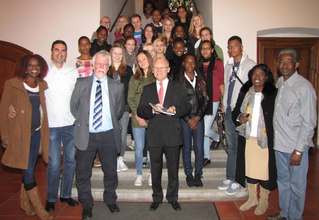 Auf dem Foto: Die Schülerinnen und Schüler des LGT Baimbridge aus Guadeloupe beim Empfang im Rathaus mit: Betreuungslehrer und Organisator des Austausches Helmut Oexle, Lehrkraft am Bernhard Strigel Gymnasium (BSG) , für die Schulleitung des BSG, Franz Kröger, Oberbürgermeister Dr. Ivo Holzinger und die Betreuungslehrerin Jacqueline Birman aus Guadeloupe. Foto: Störl