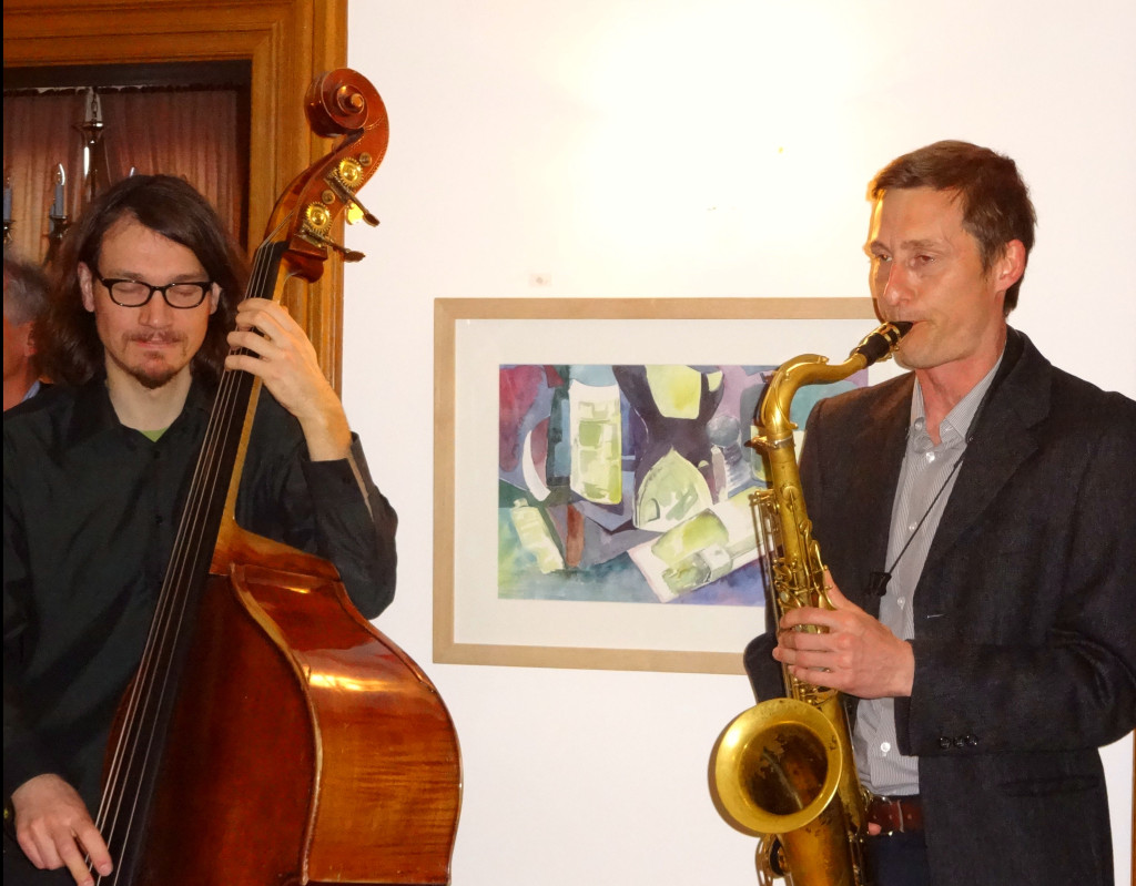 Die passende Mauik zur VErnissage sorgten das Andreas Kurz Duo mit Kontrabass und Saxophon.
