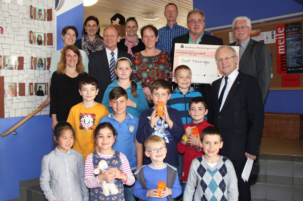 Freuen sich über eine Spende in Höhe von 2.500 Euro: Die Kinder des Hort Wartburgweg mit (v.re.) Oberbürgermeister Dr. Ivo Holzinger, Werner Voth (Geschäftsführung Dorr Unternehmensgruppe), Niederlassungsleiter Klaus Roggors, Kita-Fachberater Thomas Geyer, Alexandra Gaisser (Leiterin Hort Edith-Stein-Schule), Antonia Hoffmann (Leiterin Hort Volkratshofen), Sozialreferatsleiter Manfred Mäuerle, Carmen Mayr (Leiterin Hort Eisenburg), Carolin Decker (Leiterin Hort Wartburgweg) und Brigitte Fakler (Leiterin Hort Zollergarten). Foto: Mayer/Pressestelle Stadt Memmingen