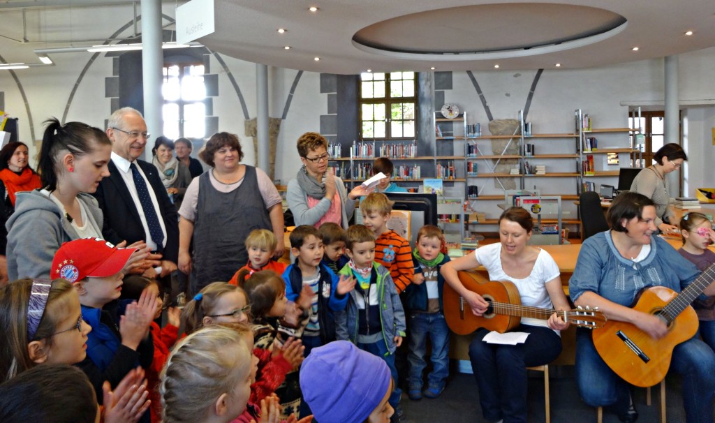 "Wir feiern ein Fest", sangen die Mädchen und Buben der integrativen Gruppe des Westermann-Kindergartens zum Auftakt der Ausstellungseröffnung in der Stadtbibliothek