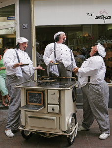 "Les Crêpes" Drei äußerst sympathische Köche, geschätzte 800 Kilogramm Körpermasse, rollen samt Herd und Pfannen durch die Memminger Straßen.