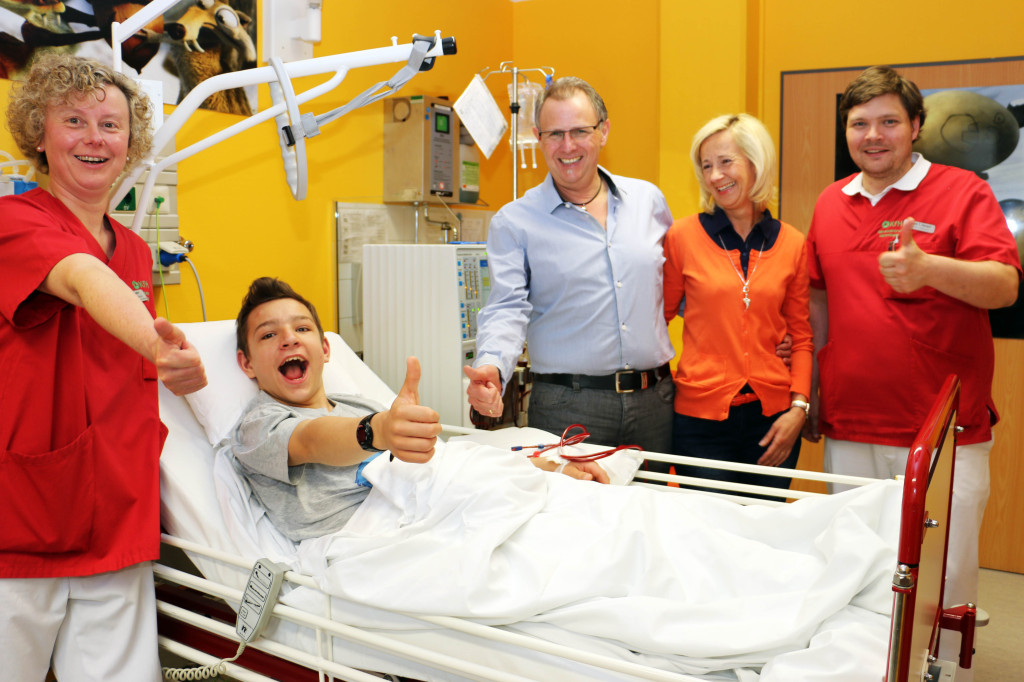 Der 14-jährige Paul (Mitte) kommt dreimal pro Woche zur Dialyse ins Klinikum Memmingen. Um ihm und anderen nierenkranken Kindern etwas Gutes zu tun, spendeten der Ottobeurer Friseur Robert Wilfling und seine Frau Sabine (Dritter und Zweite von rechts) dem Kinderdialysezentrum 700 Euro. Über die Spende freuten sich mit Paul die Stationsleiterin Petra Schuster (links) und Kinderarzt Dr. Tobias Hampel (rechts). Foto: Häfele/Pressestelle Klinikum Memmingen