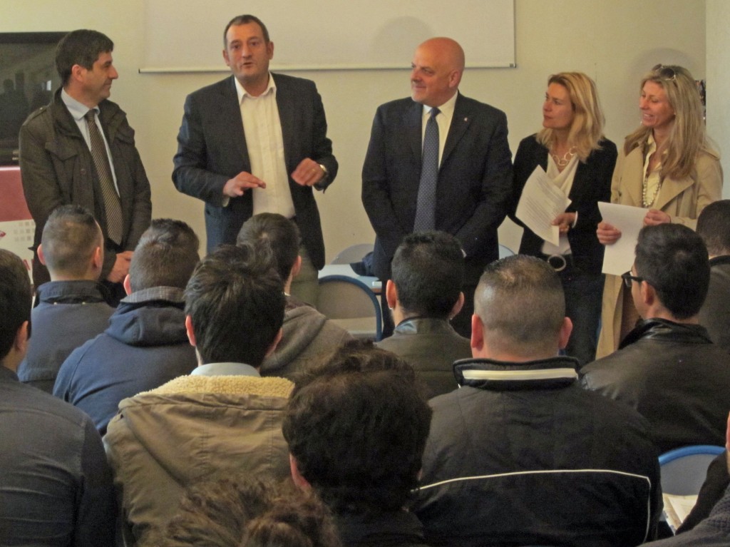 Alberto Giuliani, Bürgermeister von Castilenti, Girogio D´Ignazio, Assessore (berufsmäßiger Stadtrat) in Teramo, Maurizio Brucchi, Oberbürgermeister von Teramo, Alexandra Störl, Beauftragte für Städtepartnerschaften und Dr. Paola Bernabei, Dolmetscherin und Vorsitzende des deutsch-italienischen Freundeskreises Memmingen-Teramo, bei der Präsentation des neuen Projektes, das arbeitslosen Jugendlichen aus den Partnerstädten zu Beschäftigung in Memmingen und Umgebung verhelfen soll. Foto: Stadt Teramo
