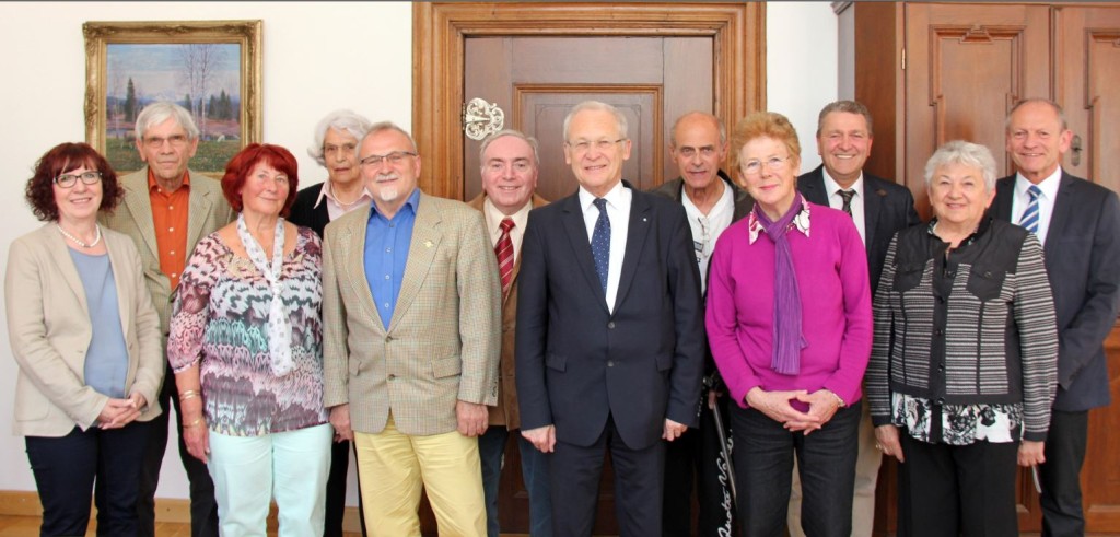 Der neu gewählte Memminger Seniorenbeirat hat sich jetzt zum ersten Mal im Rathaus getroffen. Unser Bild zeigt die neuen Mitglieder mit Memmingens Oberbürgermeister Dr. Ivo Holzinger (Mitte), Bürgermeisterin Margareta Böckh (ganz links), Sozialreferatsleiter Manfred Mäuerle (ganz rechts) und dem neuen Seniorenreferenten im Stadtrat, Uwe Rohrbeck (daneben): (hinten von links) Wolfgang Decker, Emma Hermann, Armin M. Brandt, Hans Christian Schmieder, (vorne von links) Susanne Fohmann, Walter Röllig, Adelheid Iser und Maria Fickler. Foto: Häfele/Pressestelle Stadt Memmingen