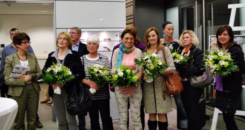 Am 29. April feierten 8 KünstlerInnen in der VR-Bank Ihre Vernissage...ca. 200 Gäste lauschten dem a-capella Chor 5ohne Namen- betrachteten ca. 70 völlig unterschiedliche Bilder zum Thema"Mensch und Natur"- Vorstand Herbert Streidl begrüßte die Gäste und leitete zur Laudatorin Frau Bail, Bürgermeisterin in Westerheim über.
