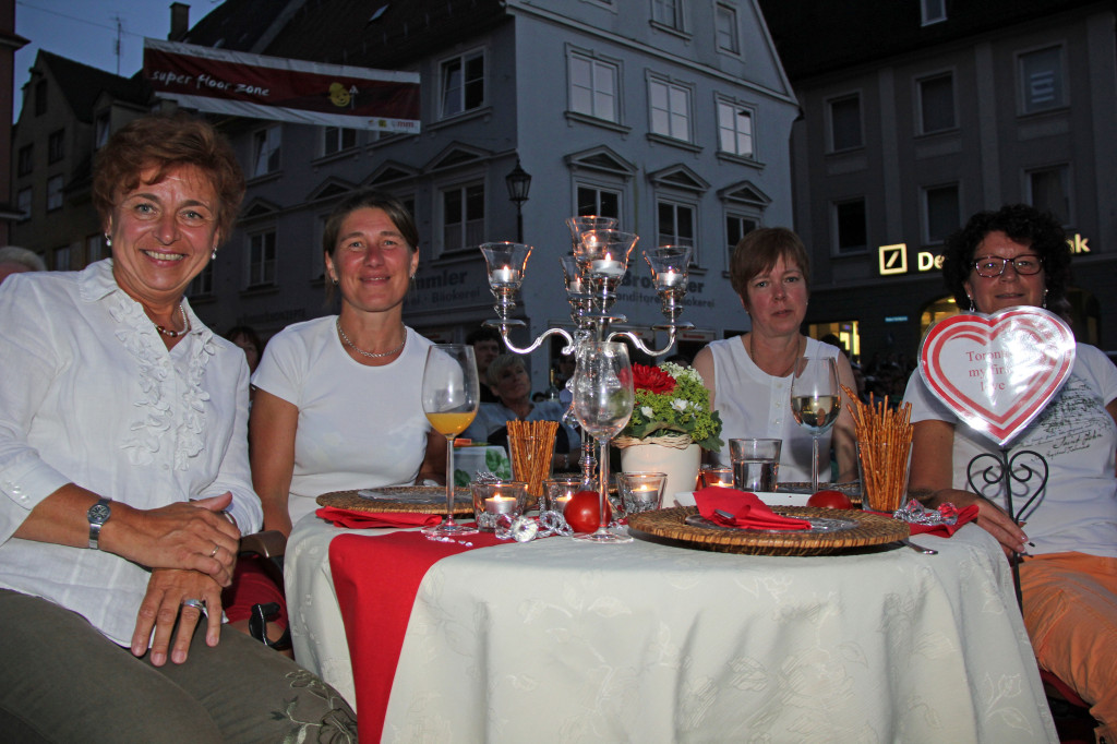 Am liebevoll dekorierten Tisch unter dem Motto "Toronto my first love" genossen die Kinobesucherinnen aus Benningen ein Drei-Gänge-Menü. (Foto: Julia Mayer/Stadt Memmingen)