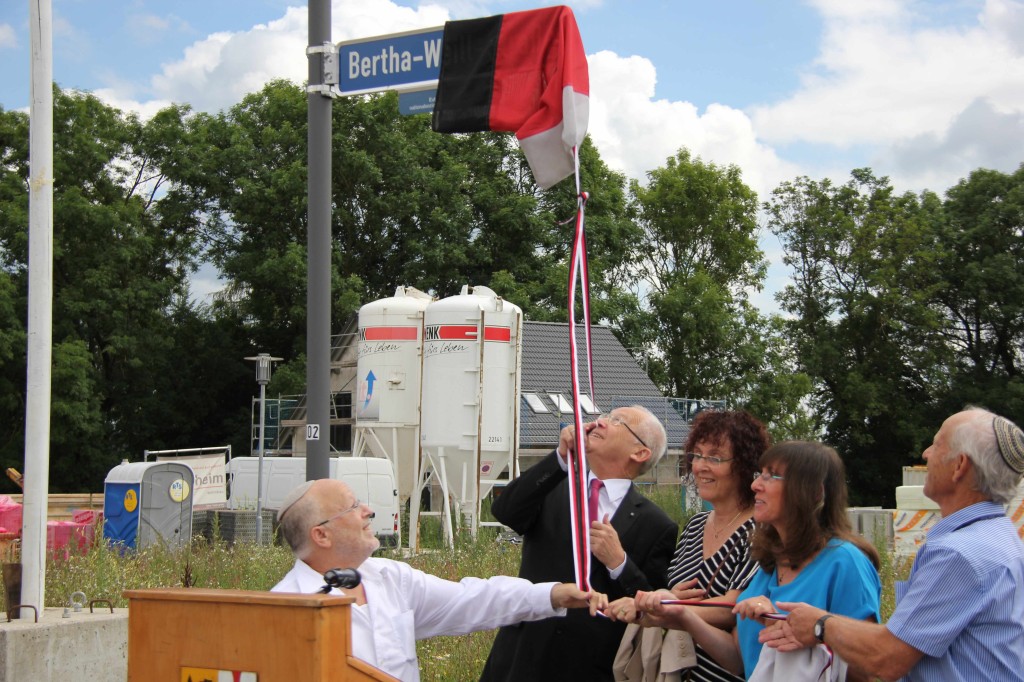 Im Baugebiet Dobelhalde wird feierlich das Straßenschild der Bertha-Weill-Straße enthüllt (v.l.): Eli Bermann, Oberbürgermeister Dr. Ivo Holzinger, Esther Geva, Raya Hoffmann und Issacher Berman. Fotos: Birk/Pressestelle Stadt Memmingen