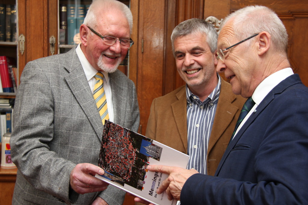 Autor Günter Walcz und Verleger Jürgen Schweitzer (v.l.) übergeben das erste Exemplar des neuen Buches an Oberbürgermeister Dr. Ivo Holzinger. Fotos: Birk/Pressestelle Stadt Memmingen