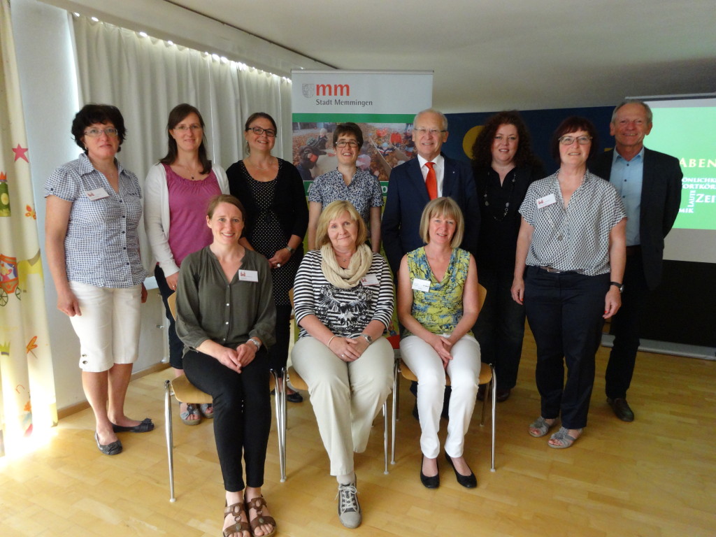 Von links, sitzend: die Erzieherinnen Tanja Kaiser, Gabriele Wohlketzetter, Doris Krywult. Stehend (v.li.):Erzieherin Natalia Borodkin (Krippe), Elternbeiratsvorsitzende Nicole Übelhör, DJI-Multiplikatorin Ulrike Villa-Fuchs aus Kaufbeuren, DJI-Projektleiterin Katrin Pischetsrieder aus München, Oberbürgermeister Dr. Ivo Holzinger, Filmemacherin Irina Jonetat, Kita-Leiterin Barbara Schelle und Sozialreferatsleiter Manfred Mäuerle. Foto: Sonnleitner