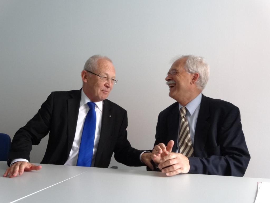 Freuen sich auf weitere gute Zusammenarbeit: Oberbürgermeister Dr. Ivo Holzinger und Agenturleiter Peter Litzka. Foto: Sonnleitner