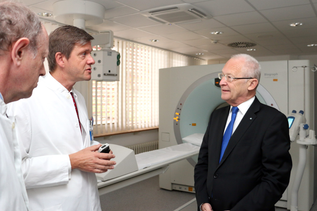 Bei der Vorstellung des neuen Positronen-Emissions-Tomographen (im Hintergrund) am Klinikum Memmingen (von links): Der Ärztliche Direktor Professor Dr. Albrecht Pfeiffer, Radiologie-Chefarzt Privatdozent Dr. Jens Stollfuss und Oberbürgermeister Dr. Ivo Holzinger.Fotos (3): Häfele/Pressestelle Klinikum Memmingen