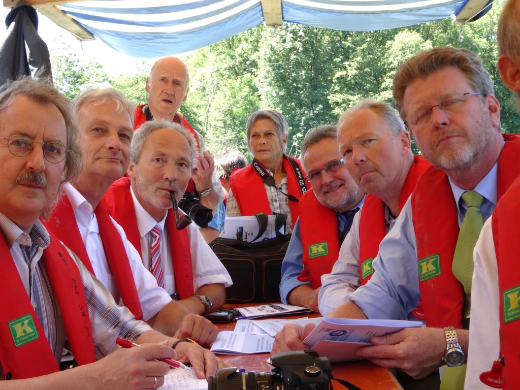 Peter Strobel, Geschäftsführer BEW; Landrat Hans-Joachim Weirather Rechte Reihe von vorne: Umweltminister Dr. Marcel Huber; LEW-Vorstandsmitglied Norbert Schürmann; Prof. Frank Pöhler, Leiter Wasserkraft der BEW. Foto: Sonnleitner