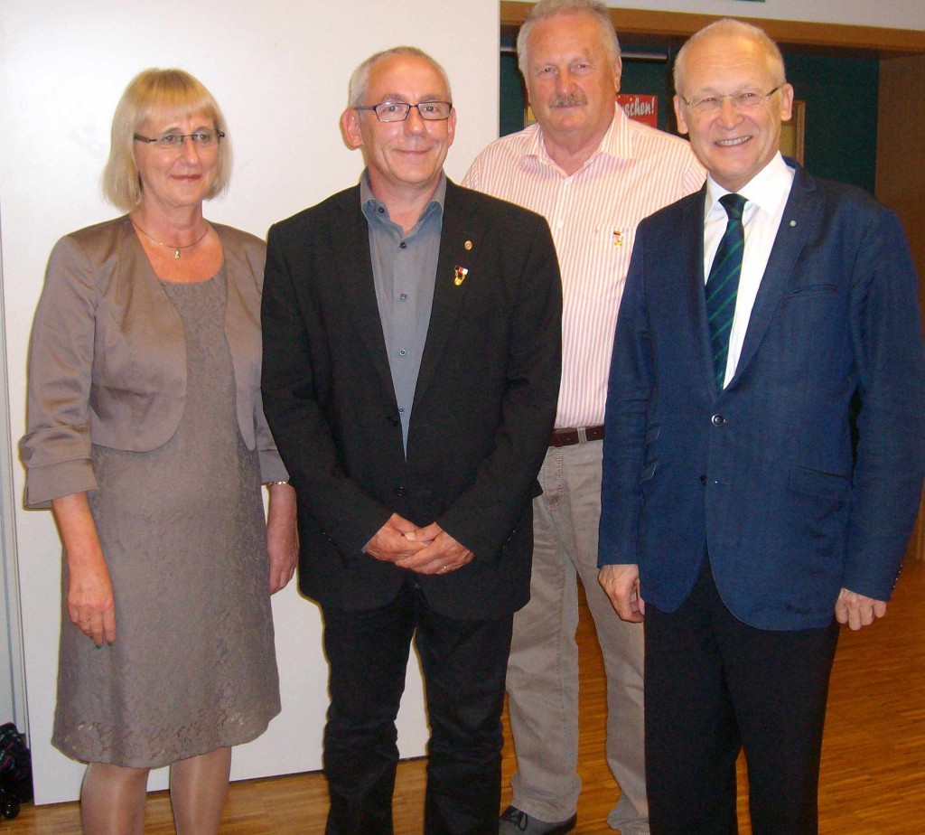 Bei der Verleihung der Kinderfestmedaille 2014 (v.l.): Vorsitzende des Kinderfestausschusses, Gerlinde Arnold, die Preisträger Bruno Ollech und Reinhold Fischer sowie Oberbürgermeister Dr. Ivo Holzinger. Foto: Stadt Memmingen