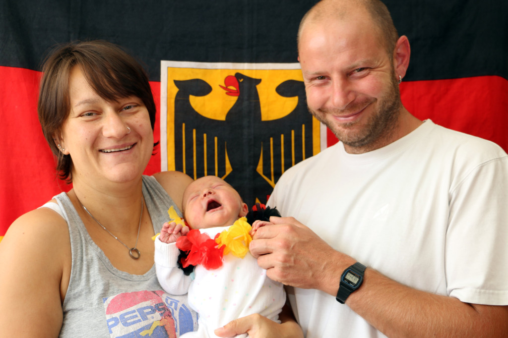 Das „Weltmeisterbaby“ Mario Rehklau (im Bild mit Mama Angela und Papa Reinhard) kam wenige Minuten nach dem Siegtreffer des deutschen Nationalspielers Mario Götze im Klinikum Memmingen zur Welt.Foto: Eva Maria Häfele/Pressestelle Klinikum Memmingen