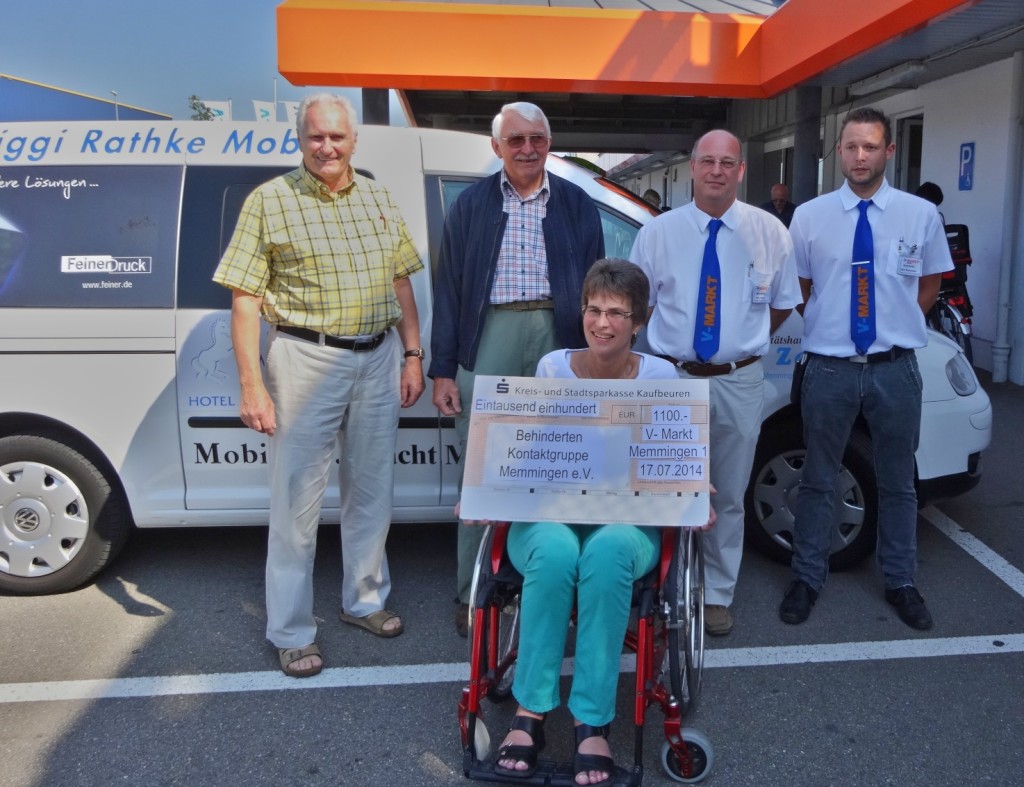 Udo Marx, Dieter Betke, Vorsitzender der Behinderten-Kontaktgruppe Memmingen Michaela Konrad Fahrdienstleiterin Behindertenkontaktgruppe Huber, Christian, Marktleiter V-Markt Memmimgen Und sein Stellvertreter Matthias Riedmaier