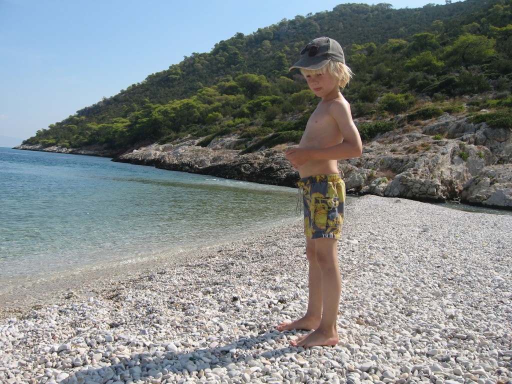 Wasser zeht besonders Kinder magisch an. Nur gut, dass Joschi schwimmen kann! Foto: Laubisch