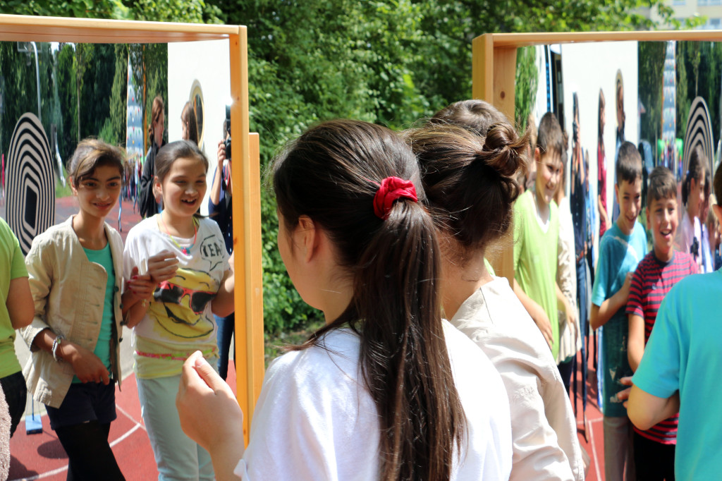 Über ihr verzerrtes Spiegelbild amüsierten sich die Kinder in einem Sinnesparcour, der im Pausenhof der Theodor-Heuss-Schule aufgebaut war. Fotos: Häfele/Pressestelle Stadt Memmingen