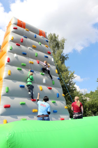 Besonders beliebt bei den Hortkindern war die aufblasbare, neun Meter hohe Kletterwand.