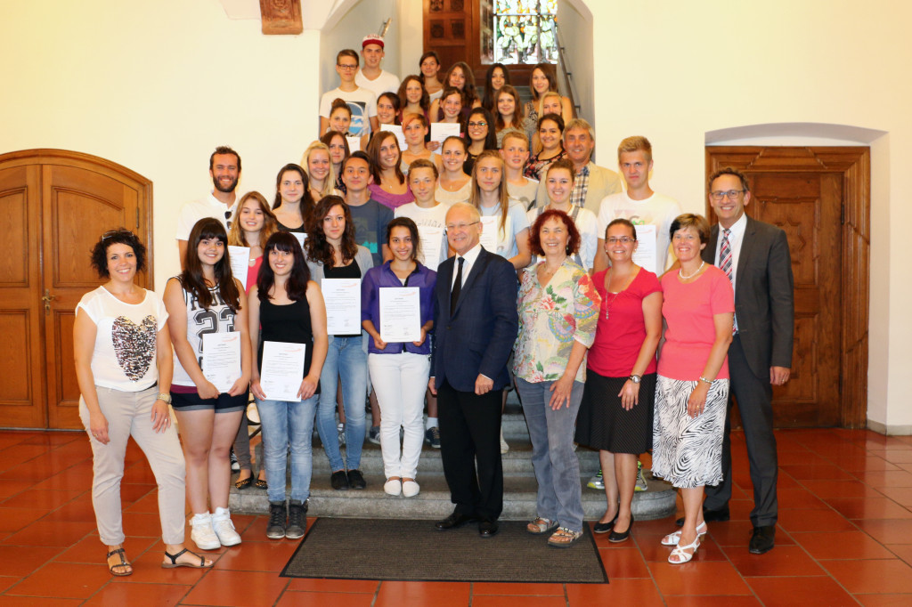 Bei einem kleinen Empfang im Rathaus hat Oberbürgermeister Dr. Ivo Holzinger den ehrenamtlich engagierten Schülerinnen und Schülern der Sebastian-Lotzer-Realschule und der Staatlichen Wirtschaftsschule (BBZ Jakob Küner) ihre Teilnahmezertifikate überreichtUnser Bild zeigt die Jugendlichen mit Oberbürgermeister Dr. Ivo Holzinger (Mitte), Rektor Günther Schuster (re.), Claudia Rau von der Freiwilligenagentur Schaffenslust (li.), Rektor Harald Rehklau (3. Reihe re.) und die Betreuungslehrkräfte. (Foto: Mayer/Pressestelle