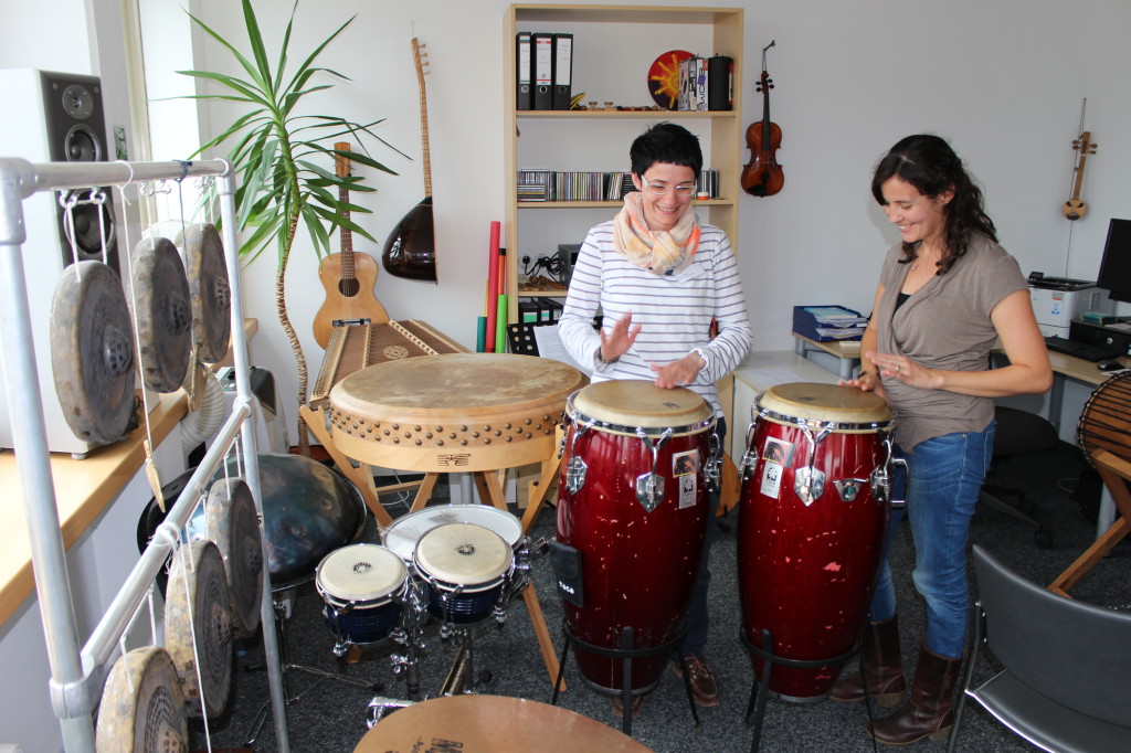 BU 3: Sozialpädagogin Birgit Renz (links) und Kunsttherapeutin Noemi Montes probierten im neuen Raum für die Musiktherapie gleich ein paar Instrumente aus.