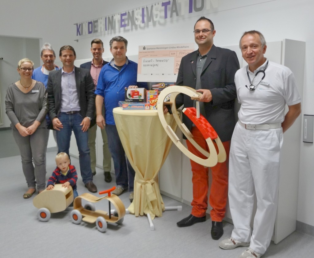 Chefarzt Dr. Martin Ries (rechts), Stationsleiterin Renate Olbrich (links) und Oberarzt Dr. Ralf Pallacks (2. v. l.) sowie Oliver Kühne (5. V. l.) und Andreas Spitzhüttl (2.v.r.) vom Cineplex-Kino mit Vincents Papa Christian Vad (3. v. l) und Round-Table-Präsident Dr. Roland Veh (4.v.l.). Der kleine Vincent testet die Spielsachen. Foto: Sonnleitner