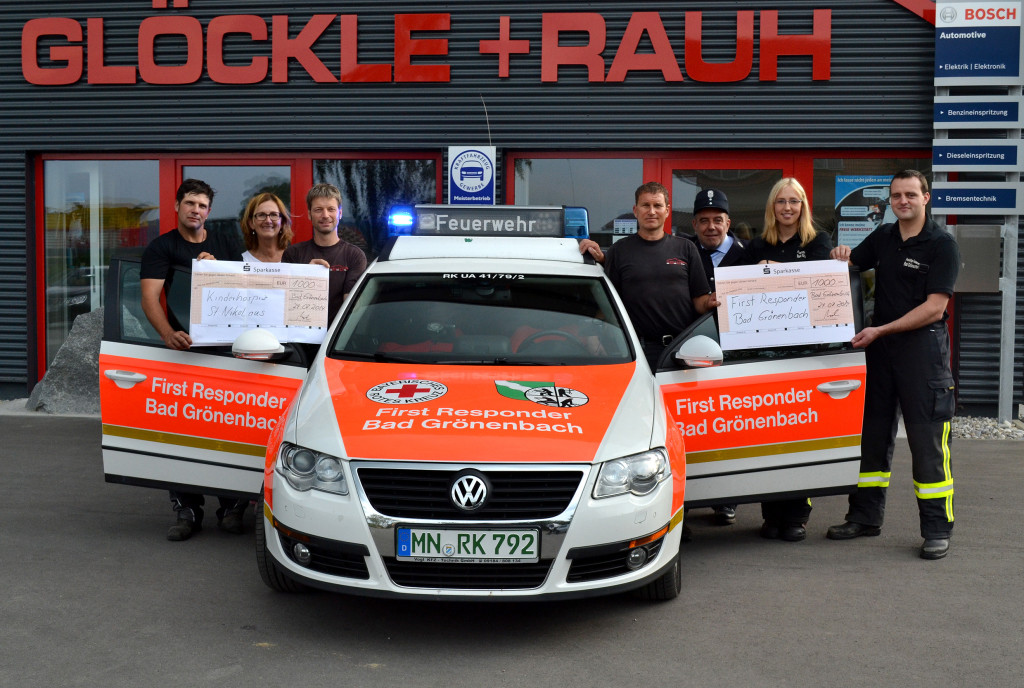 Bildunterschrift: V.l. Thomas Gestle, Brigitte Waltl-Jensen vom Kinderhospiz, Roland Glöckle, Robert Rauh, 2. Vorsitzender der Freiwilligen Feuerwehr Franco Fini, vom First-Responder-Team Theresa Jeckle und Philipp Hörmann.