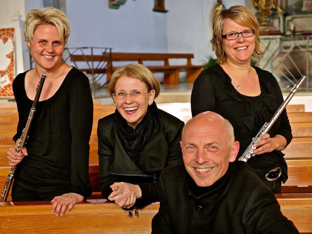 Bildunterschrift: Alexander Bayer (und Musiker des Ensembles Entzücklika). Foto: Ulrich Weber