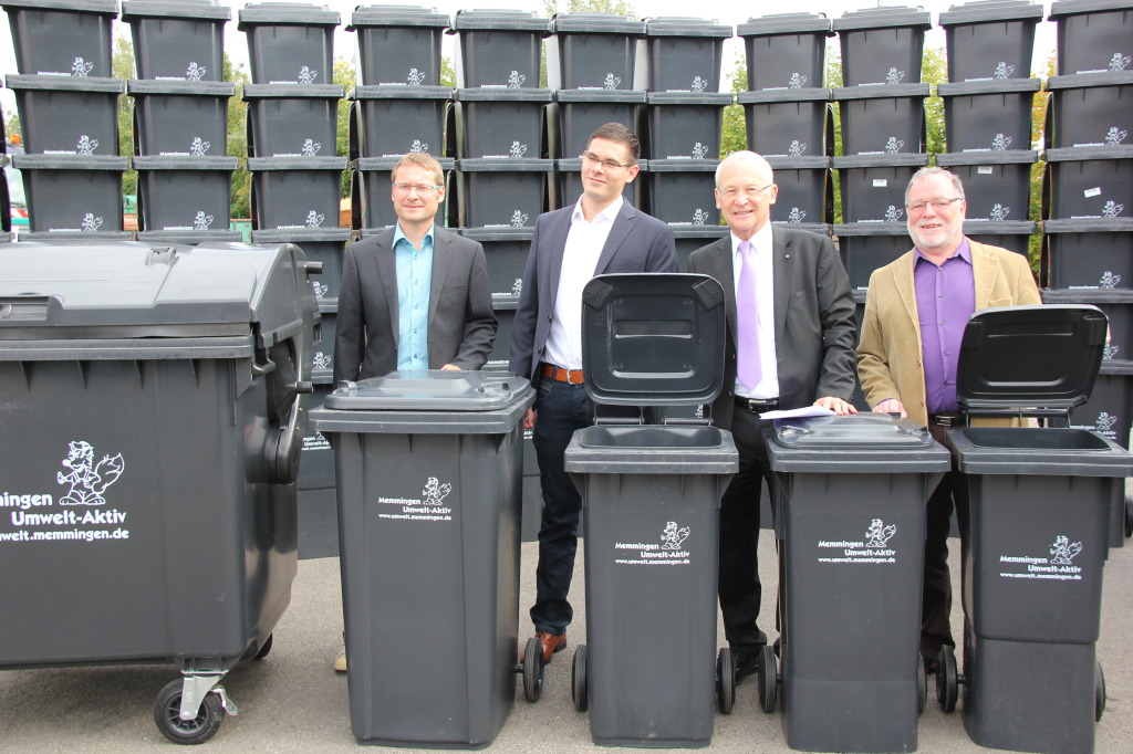 Ab Montag, 22. September, werden die neuen Restmülltonnen im Stadtgebiet ausgeliefert. Künftig gibt es auch eine 60-Liter-Tonne für einen Drei-Personen-Haushalt. Im Bild bei der Präsentation der neuen Tonnen (v.l.): Dietmar Hörberg, Abfallwirtschaftsberater des Amtes für Technischen Umweltschutzes, Stadtrat Florian Buchberger (Referent für Technischen Umweltschutz), Oberbürgermeister Dr. Ivo Holzinger und der ehemalige Stadtratsreferent, Wolfgang Nieder.