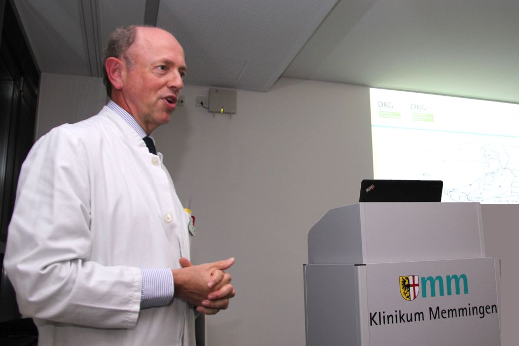 Sprach vor niedergelassenen Ärzten und Kollegen über Innovationen bei der Behandlung von Magen-Darm-Krankheiten: Der Ärztliche Klinikdirektor Professor Dr. Albrecht Pfeiffer. Foto: Häfele/Pressestelle Klinikum Memmingen