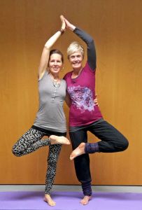 Üben gemeinsam: Yogalehrerin Iris Hagedorn (links) und Fachkrankenschwester Petra Schäfer vom Klinikum Memmingen. Foto: Klinikum Memmingen