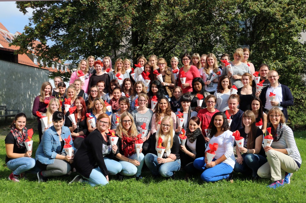 Die 56 Neulinge der Berufsfachschule für Kranken- und Kinderkrankenpflege am Klinikum Memmingen. Foto: Häfele/Pressestelle Klinikum Memmingen