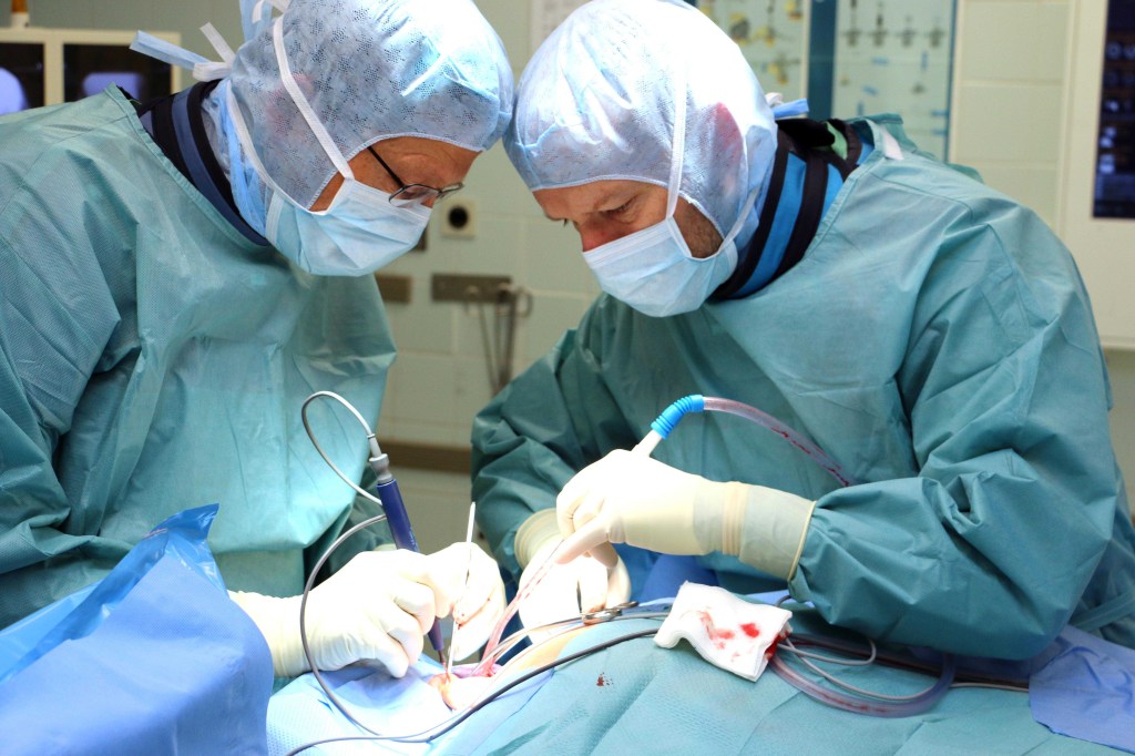 Professor Dr. Christian Schinkel (rechts) leitet das Zertifizierte Endoprothetikzentrum am Klinikum Memmingen. Foto: Häfele/Pressestelle Klinikum Memmingen