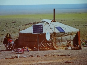 Anhand von Dias demonstrierte Dr. Alt Beispiele für eine attraktive Solarbauästhetik - von der Solarzelle auf dem Wüstenzelt bis zur anspruchsvollen Solararchitektur im Vatikan.