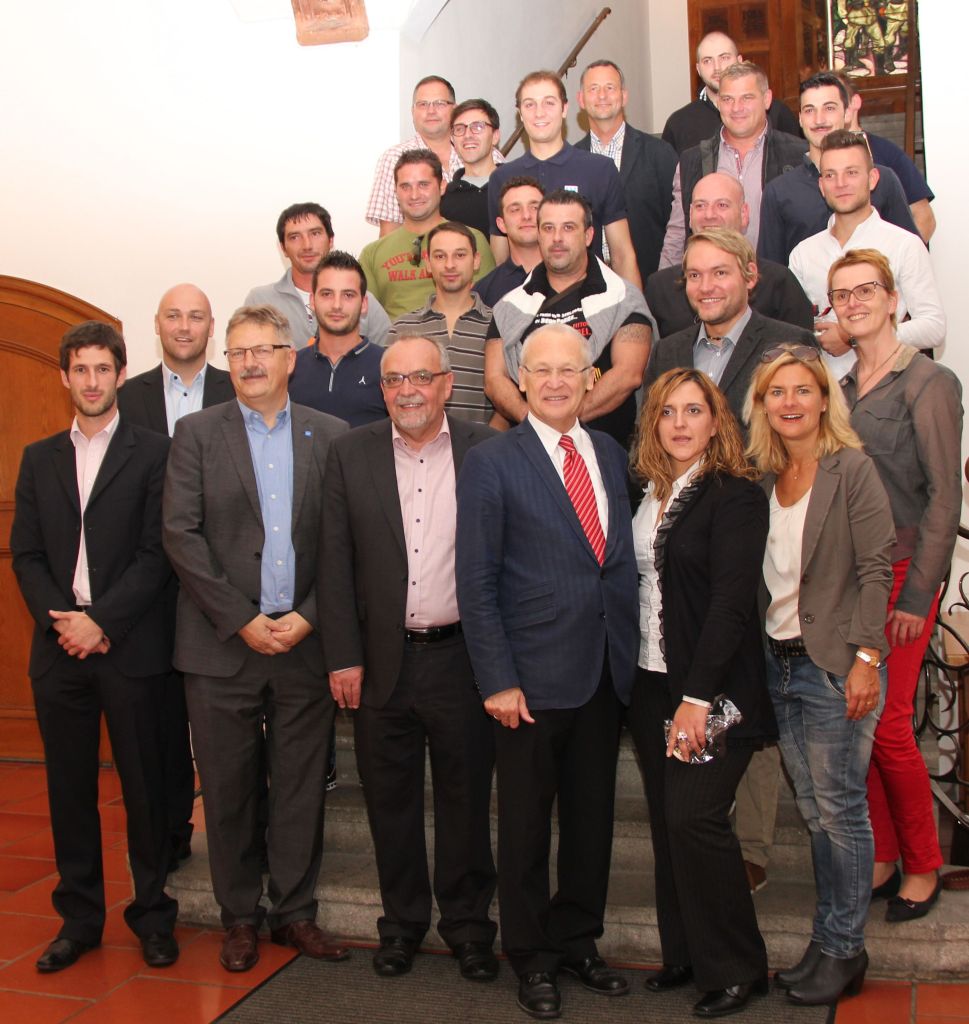 Vorne, v.l.: Wirtschaftsförderer Michael Haider, Horst Holas, Arbeitsagentur, Wolfgang Dorn, F. Hebel, Oberbürgermeister Dr. Ivo Holzinger, Loredana Scheel, Dolmetscherin, Alexandra Störl, Beauftragte für Städtepartnerschaften. 2. Reihe ganz links und rechts: Thomas Dürr, Agentur für Arbeit, Ute Müller, Leiterin Kolping Bildungswerk, neben ihr: Florian Heiss. Le. Reihe v. l.: Georg Baader, Fa. Wiegel, Jürgen Tzschorn, Fa. Zettler und Markus Willer, Wenzler Bausysteme, zusammen mit den Arbeitskräften aus den Partnerstädten. Foto: Pressestelle /Stadt Memmingen
