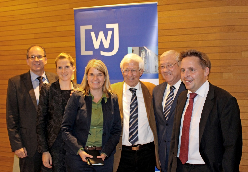 (Von links:) Markus Anselment (stellvertretender Geschäftsführer IHK Schwaben), Julia Eberhardt (Vorstandssprecherin Wirtschaftsjunioren Memmingen/Unterallgäu), Dagmar Fritz-Kramer (Geschäftsführerin Bau-Fritz GmbH & Co. KG), Dr. Franz Alt (Journalist, Fernsehmoderator und Buchautor), Josef Miller (Staatsminister a. D.) und Dr. Andreas Mayer (Wirtschaftsjunioren Memmingen/Unterallgäu). Geschäftsführerin Dagmar Fritz-Kramer erwähnte auch den firmeneigenen Klimaschutzwald: Baufritz pflanzt am Autobahnkreuz Erkheim 111.111 Bäume an.