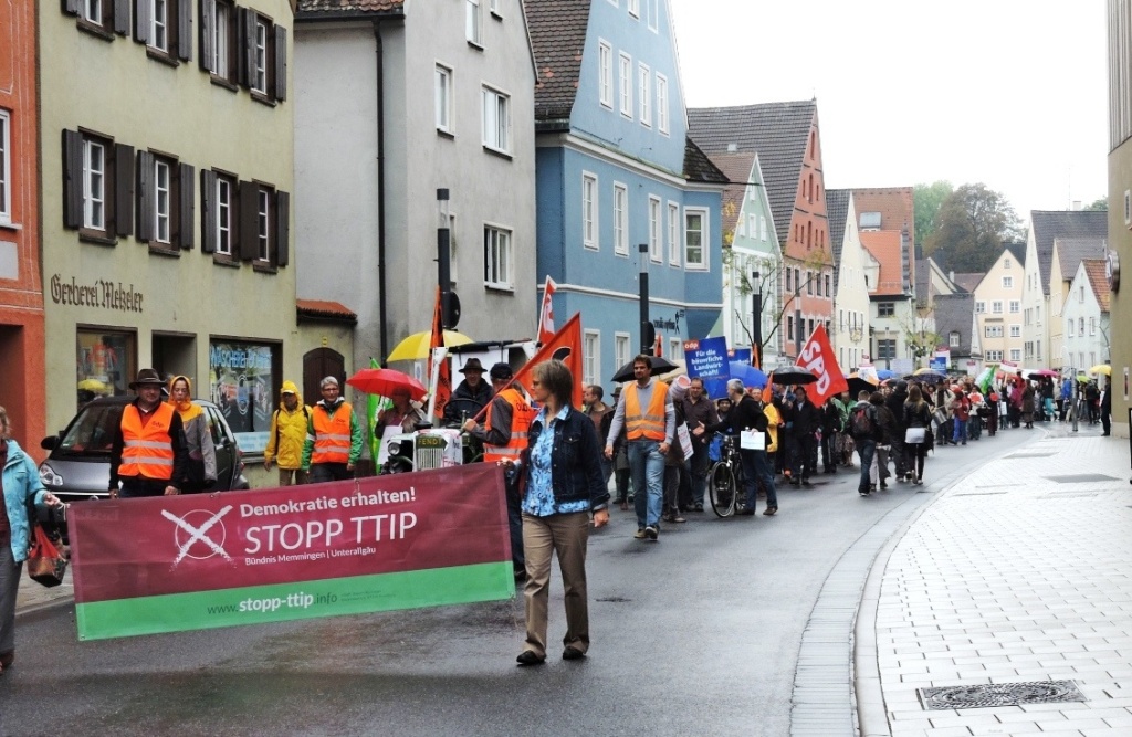 Der Widerstand formiert sich: Mehrere hundert Bürger beteiligten sich an der Demonstration gegen TTIP und CETA anlässlich des europaweiten Demonstrationstages in Memmingen. Foto: privat