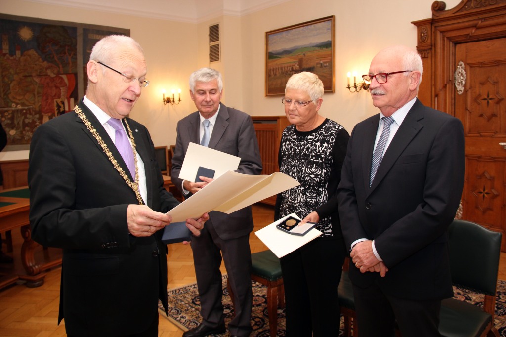 Memmingens Oberbürgermeister Dr. Ivo Holzinger (links) übergibt die Kommunale Verdienstmedaille in Bronze an (von rechts) Bürgermeister Werner Häring, die ehemalige Stadträtin Christiane Wilhelm und Ex-Bürgermeister Hans Ferk. Foto: Häfele/Pressestelle Stadt Memmingen